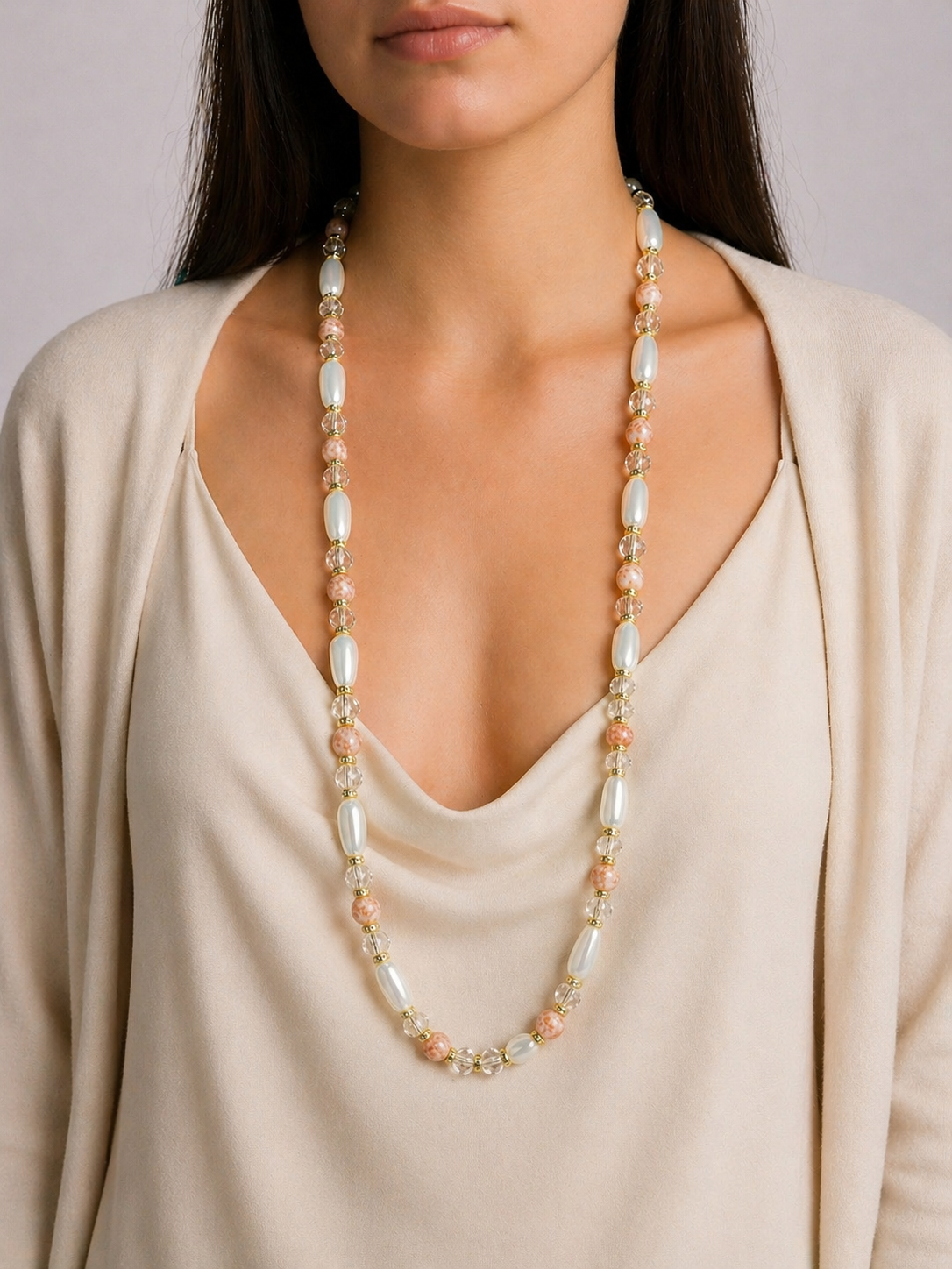 Collana lunga Goccia con perle in vetro di Murano a goccia e rotonde, 80 cm, indossata